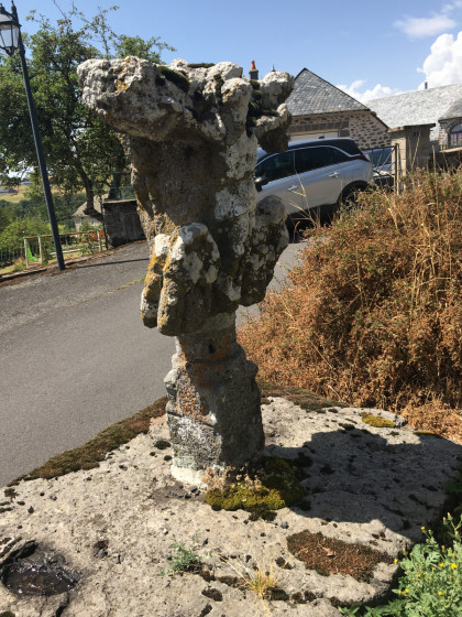 Crucifix devant l\'église de Malbo