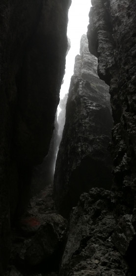 Dans l'antre de la falaise