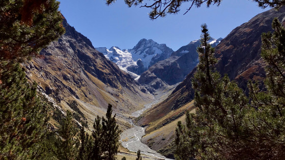 Dans la montée au refuge de Temple-Écrins, les Bans ferment la Vallée du Vénéon