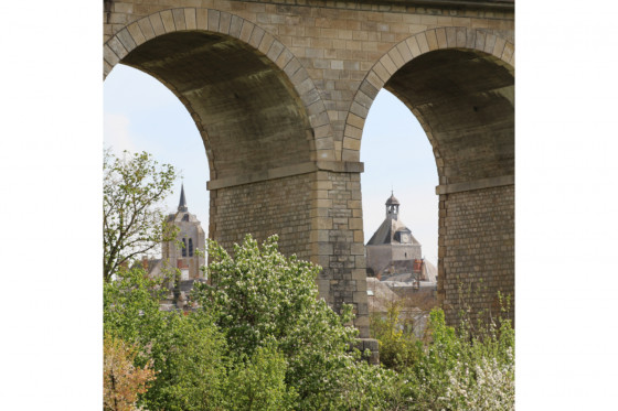 Dans les arches du viaduc.