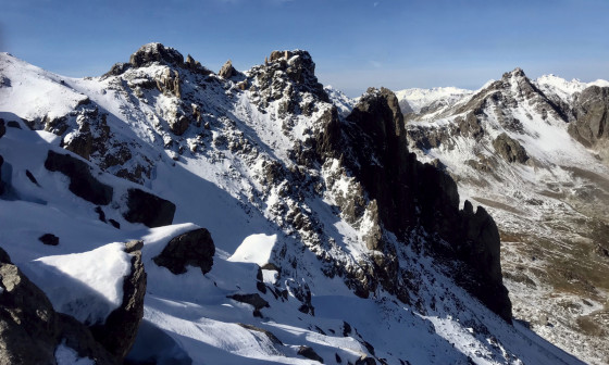 Dans les barres sous le sommet