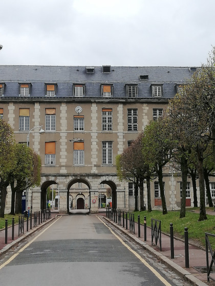 Dans une cour, fleurie et arborée