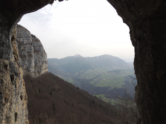 De la grotte du Mont Peney, proche des peintures, vue sur les Bauges...