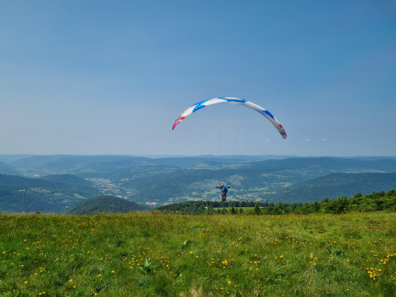Decollage parapente a côté du circuit