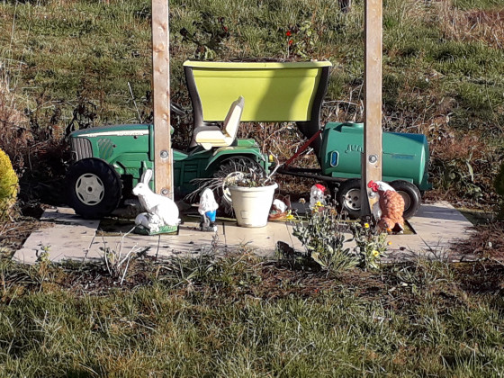 Décoration devant une ferme à Vauthiermont