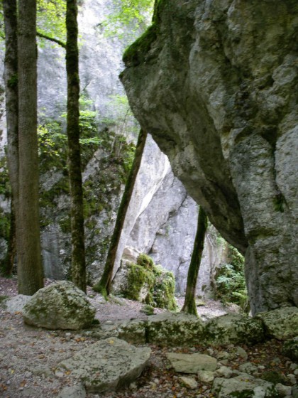 Défilé rocheux avant la Grotte des Faux Monnayeurs