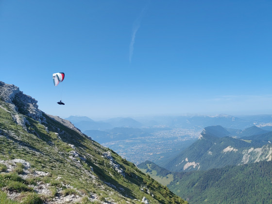 Départ d'un parapente depuis la Dent de Crolles