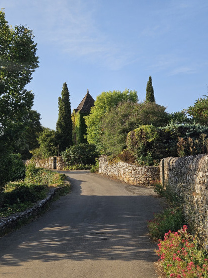 depart de la balade au niveau de la route qui longe le village