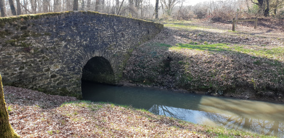 Départ de la randonnée : l'aqueduc de Vieille Eglise