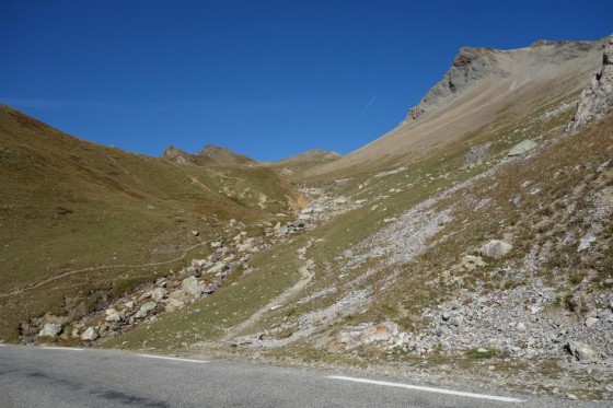 Départ de la route, le Pic Blanc est au centre sous la trainée blanche