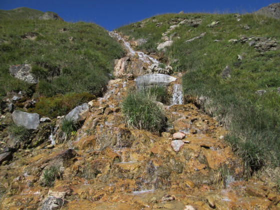 Dépots de travertin dans un petit ruisseau