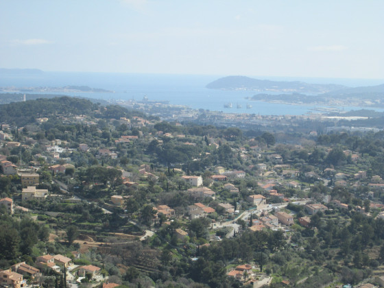 Depuis le bord de la route du Gros Cerveau, panorama sur la rade de Toulon