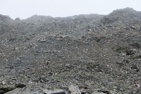 Derniers mètres de pierrier sous la crête au Nord du Pic du Lac Blanc