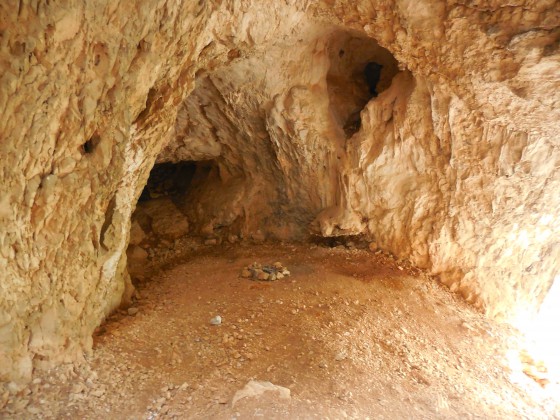 Derrière le porche N°2 des grottes du Château du diable