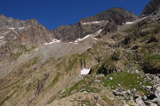 Derri&egrave;re nous, vers le refuge du Pigeonnier