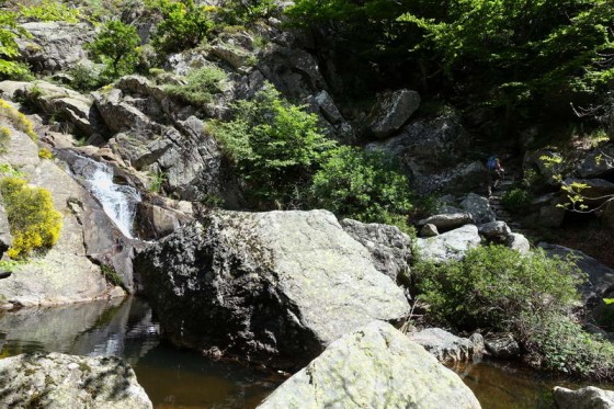 Des marches (à droite) et de l\'eau