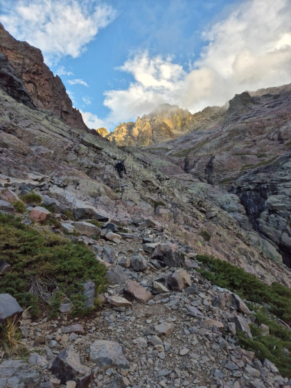 Descente cauchemardesque sur un sentier très raide