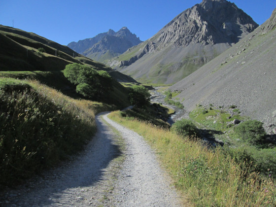 Descente dans la combe depuis la route du Galibier Descente dans la combe depuis la route du Galibier