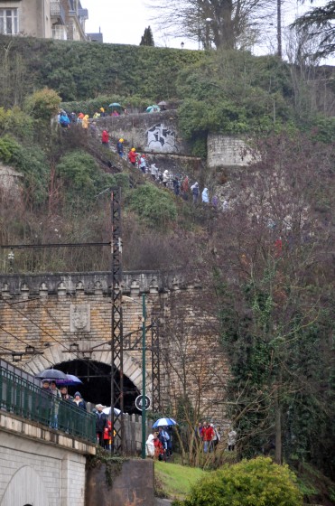 Descente du coteau par des escaliers