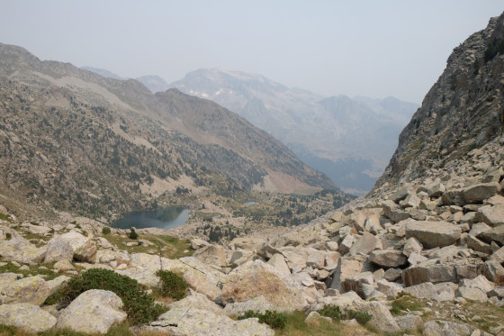 Descente entre rochers et lacs