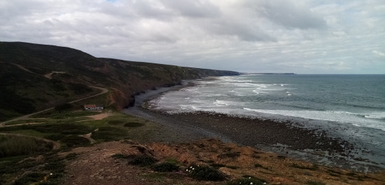 Descente vers une plage de galets