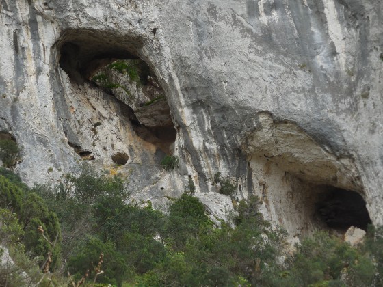 Détail des porches des grottes du Château du Diable