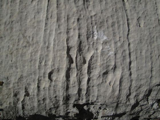 Détail des stries verticales sur les rochers
