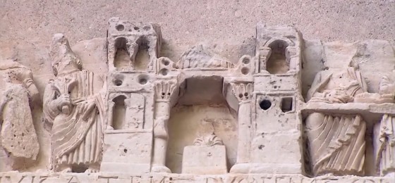 Détail du linteau du portail de l\'église de Thines