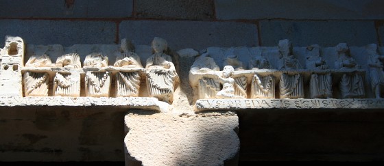 Détail du linteau du portail de l\'église de Thines