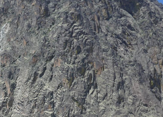 Vue en détail de la roche du pic
