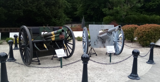 Deux canons de campagne ennemis