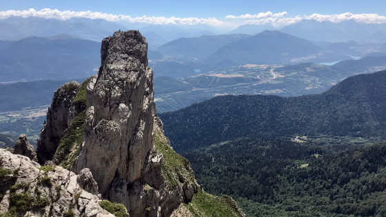 Deux chocards sur une aiguillette sous le Pas de l\'Œille Deux chocards sur une aiguillette sous le Pas de l\'Œille