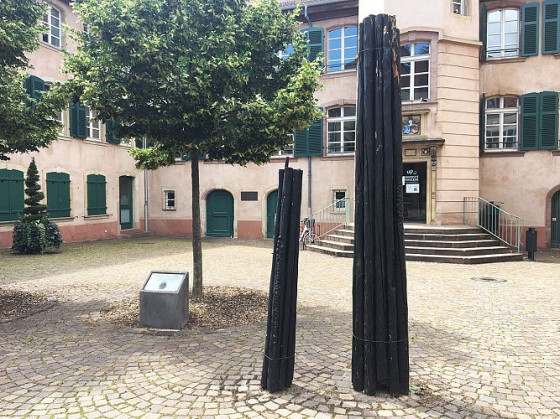 Deux repères noirs