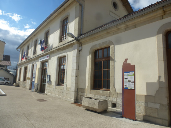 Devant la gare