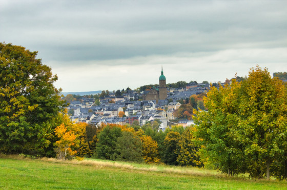 Die imposante Annenkirche ragt aus dem Stadtbild von Annaberg-Buchholz heraus