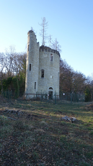 Donjon en haut de la colline