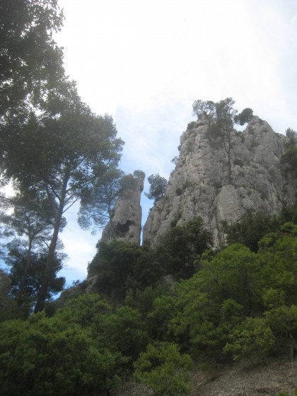 Dressé vers le ciel.