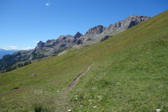 Du col le sentier de traversée vers la Tête des Lauzières