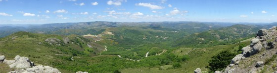 Du Roc de Gourdon, aper&ccedil;u vers les Monts d'Ard&egrave;che, Bouti&egrave;res