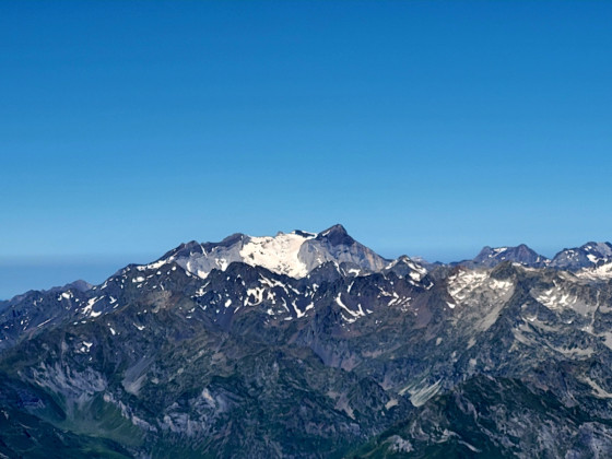 Du sommet du Néouvielle, vue sur le Massif du Vignemale et son glacier d\'Ossoue