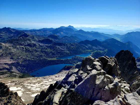Du sommet du Néouvielle, vue sur les lacs Aubert et Aumar
