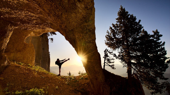 Duel entre randonneur et soleil à l\'arche de Belles Ombres Duel entre randonneur et soleil à l\'arche de Belles Ombres