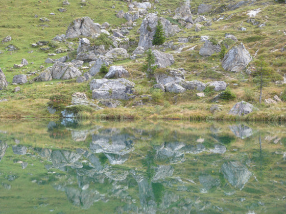 Eau paisible du lac des F&eacute;es
