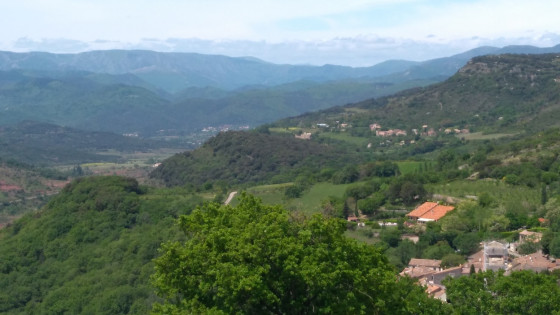 Eglise de Brenas (parking) et vue sur Valquières