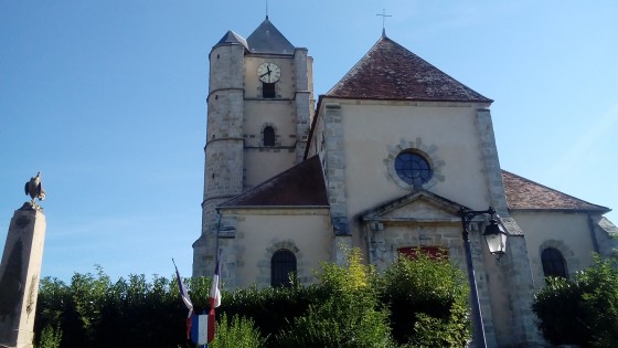 Église et monument aux morts d\'Ozouer-le-Voulgis