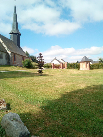 Eglise et puits octogonal