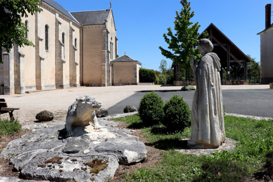 Eglise, monument aux victimes du loup et halle de Mosnay