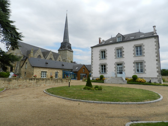 Eglise et mairie de Rannée
