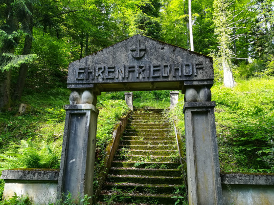 Ehrenfriedhof, Cimetière