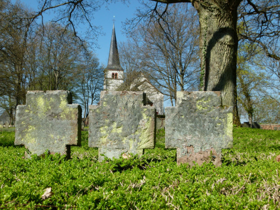 Cimeti&egrave;re d'honneur &agrave; l'ombre de l'&eacute;glise